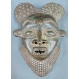 Maske Bronze, Afrika, wohl Kamerun Grasland, Königreich Bamum, um 1900. 33 cm x 23 cm x 10 cm.
