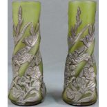 Zwei Vasen grünes Milchglas mit Zinndekor, eine bezeichnet "A Delatte Nacy". Je 35 cm hoch. U.A. die