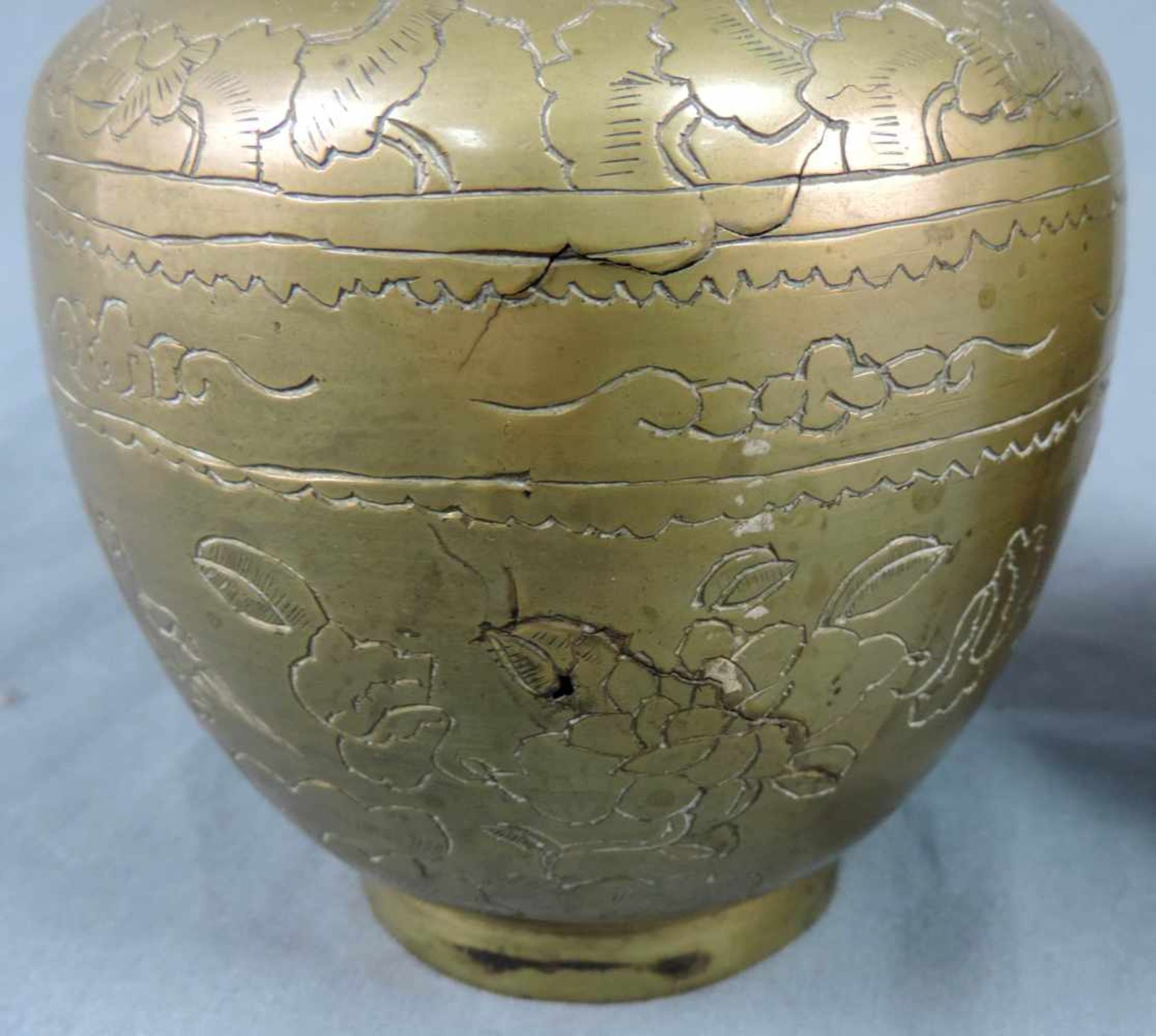 Zwei Messing / Bronze Vasen mit Drachen. China / Japan / Korea. 26 cm hoch. Two brass / bronze vases - Bild 4 aus 9