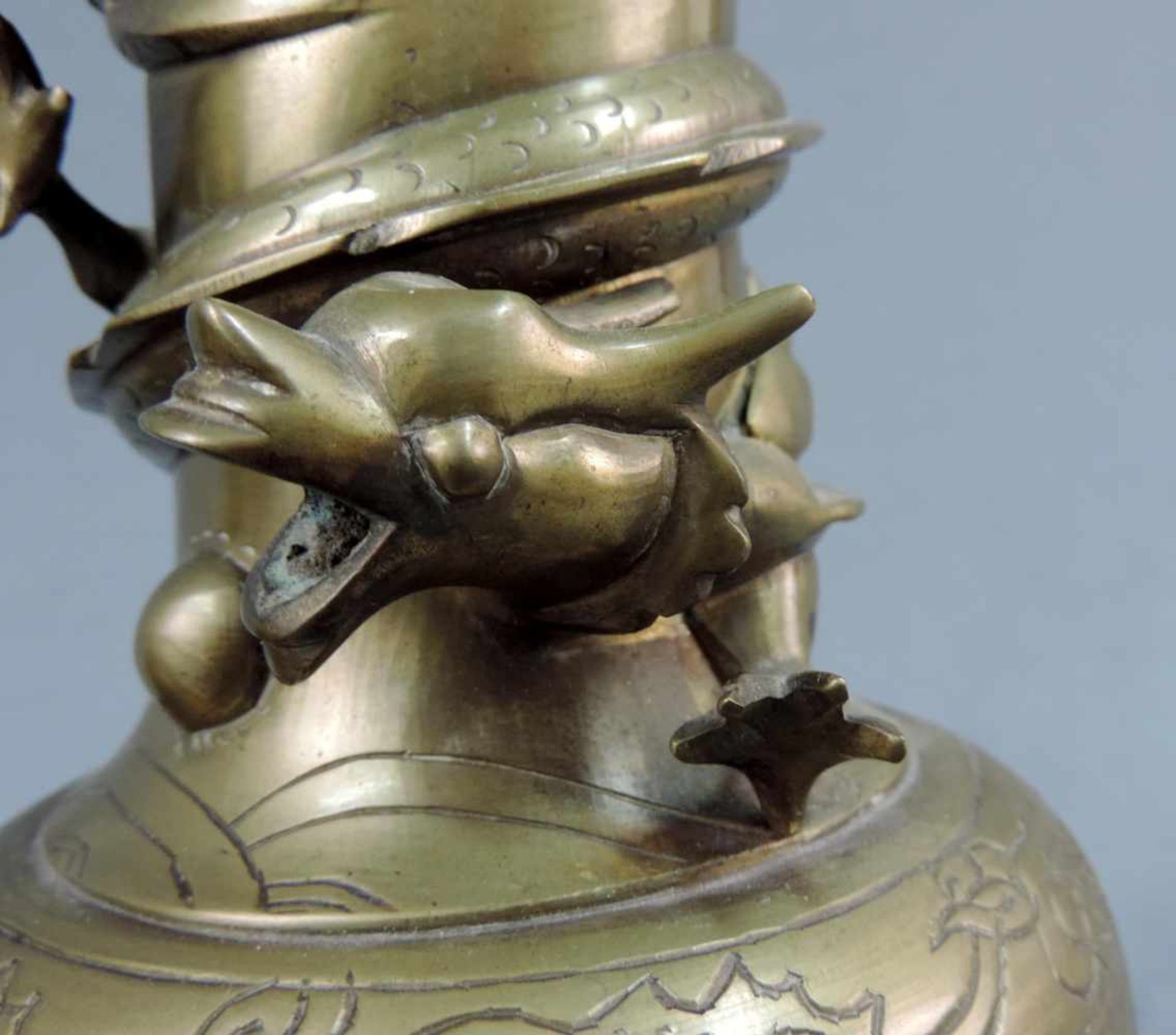 Zwei Messing / Bronze Vasen mit Drachen. China / Japan / Korea. 26 cm hoch. Two brass / bronze vases - Bild 5 aus 9