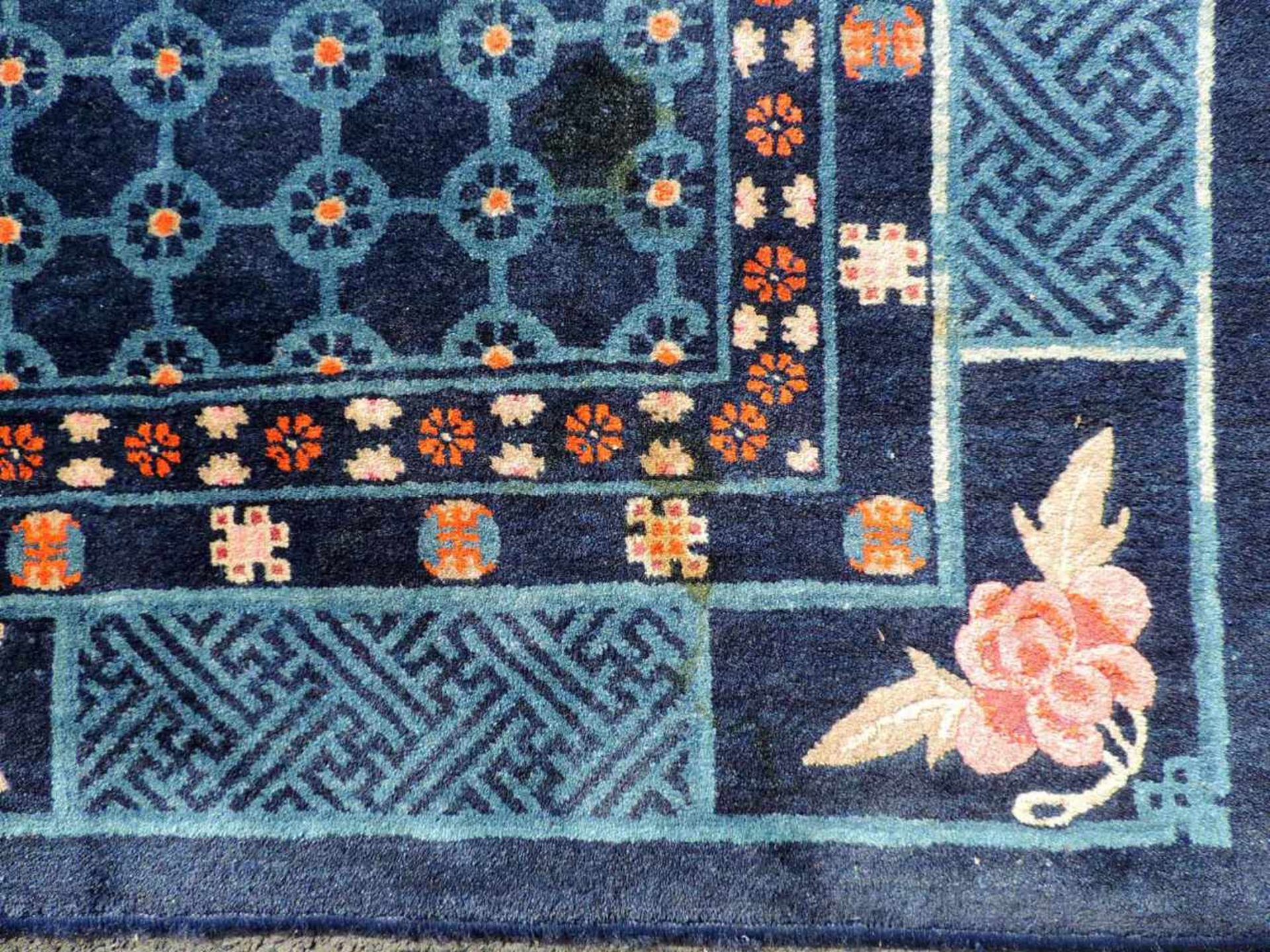 Pau Tou Teppich. China, antik, um 1900. 170 cm x 255 cm. Handgeknüpft, Wolle auf Baumwolle. Enden - Bild 9 aus 9