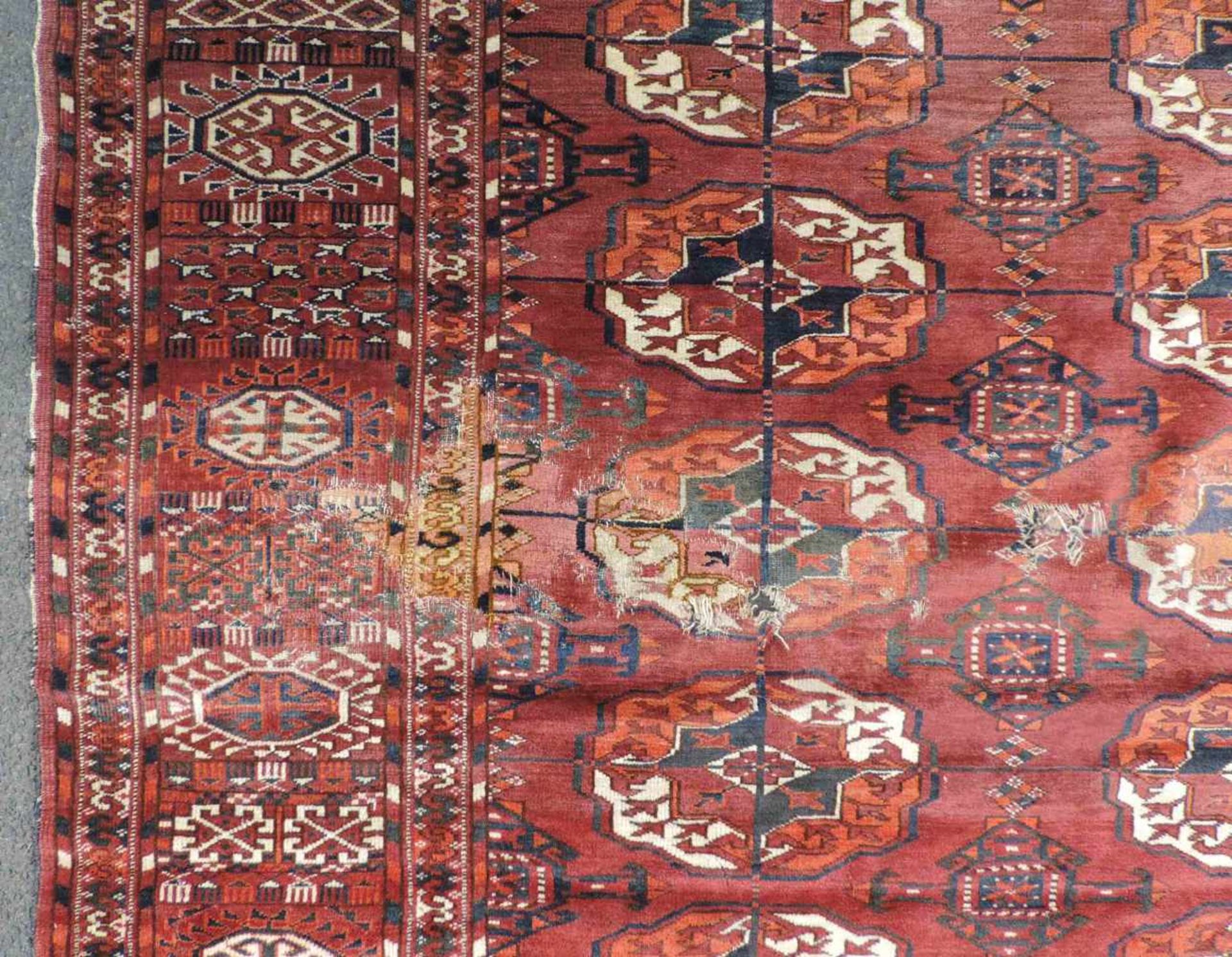 Tekke Hauptteppich. Turkmenistan, 2. Hälfte 19. Jahrhundert. Wohl Göklan Wüste. 282 cm x 218 cm. - Bild 12 aus 13