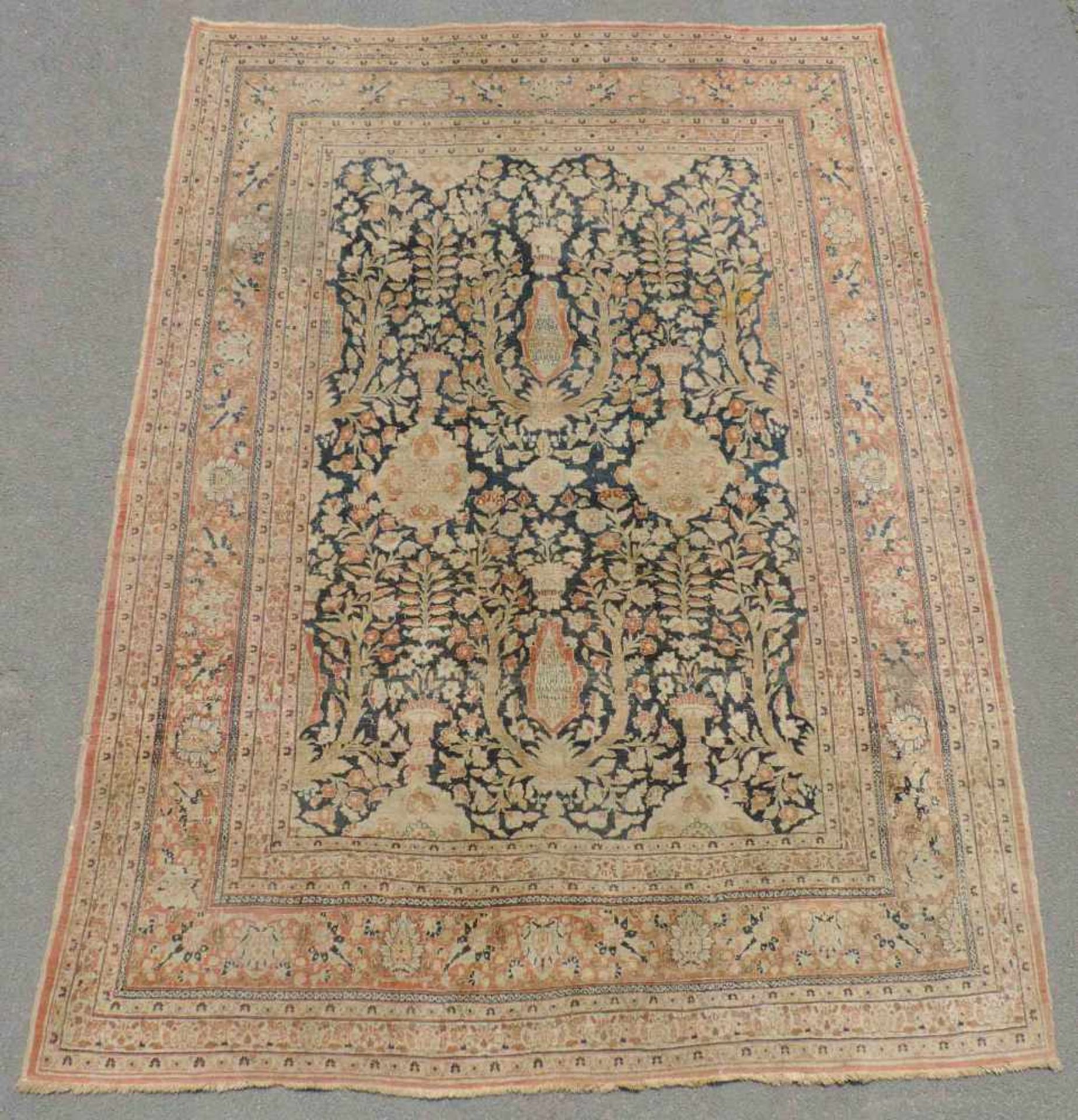 Täbris "Hadj Jalili" Perserteppich. Iran, antik um 1880. 267 cm x 193 cm. Handgeknüpft. Wolle auf