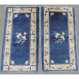 Ein Paar "Pao Tou" Chinateppiche. Peking, alt um 1910. Je circa 118 cm x 63 cm. Handgeknüpft.