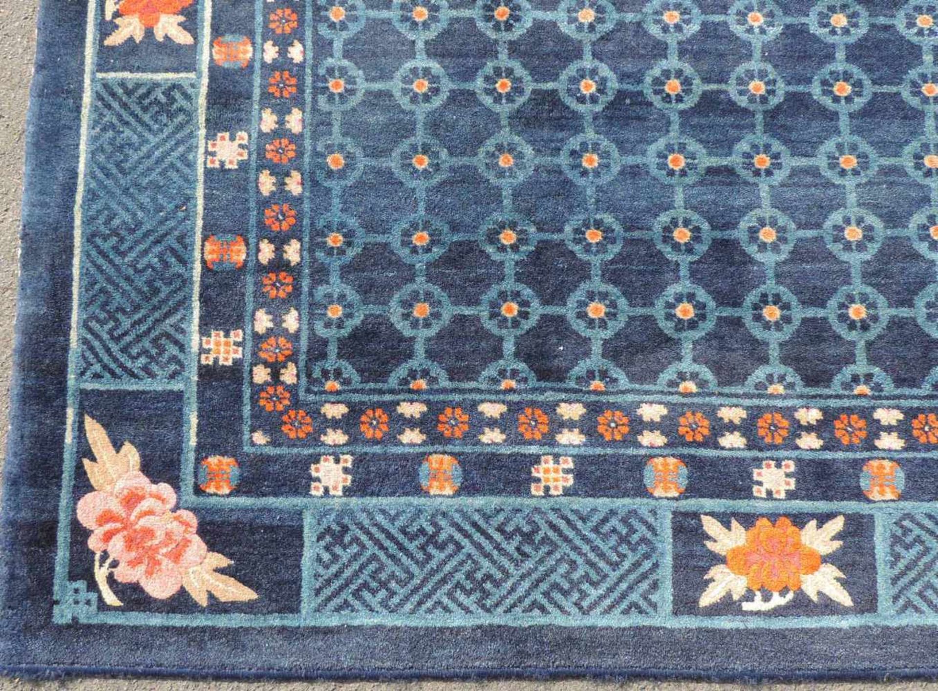 Pau Tou Teppich. China, antik, um 1900. 170 cm x 255 cm. Handgeknüpft, Wolle auf Baumwolle. Enden - Bild 2 aus 9