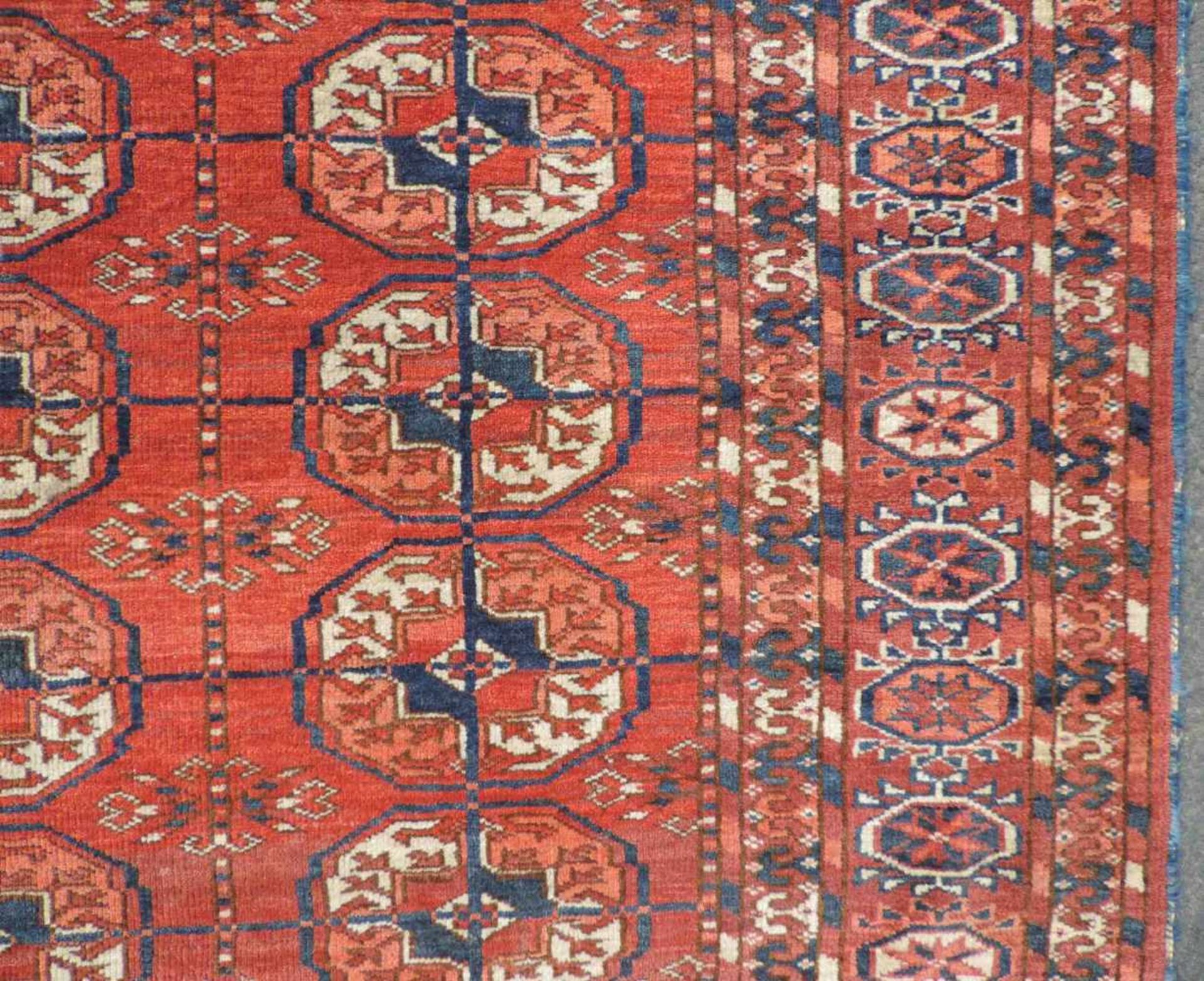 Tekke Hauptteppich. Stammesteppich. Turkmenistan, antik, um 1900. 184 cm x 154 cm. Handgeknüpft. - Bild 5 aus 9