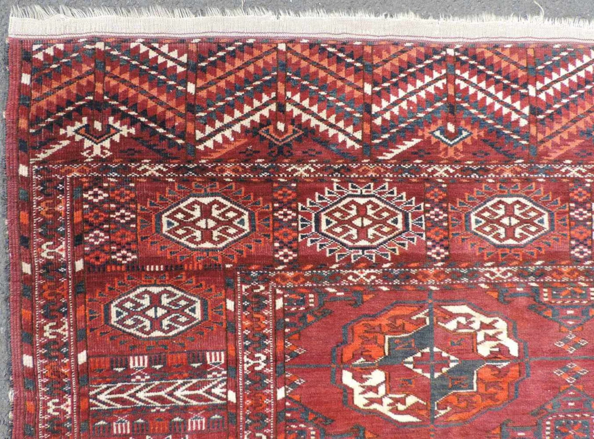 Tekke Hauptteppich. Turkmenistan, 2. Hälfte 19. Jahrhundert. Wohl Göklan Wüste. 282 cm x 218 cm. - Bild 10 aus 13