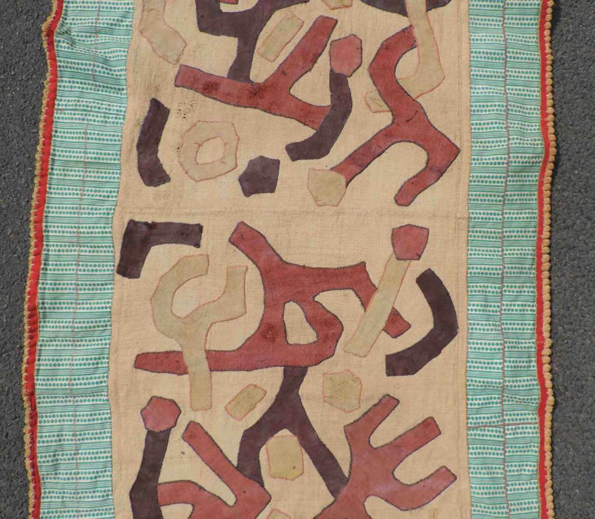 2 Wickeltücher. Zentralafrika, Kongo, wohl Kuba. Alt. Das Große 550 cm x 98 cm. Mischgewebe. - Bild 6 aus 12