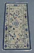 Peking Teppich. China, alt um 1910. 176 cm x 90 cm. Handgeknüpft. Wolle auf Baumwolle. Beijing