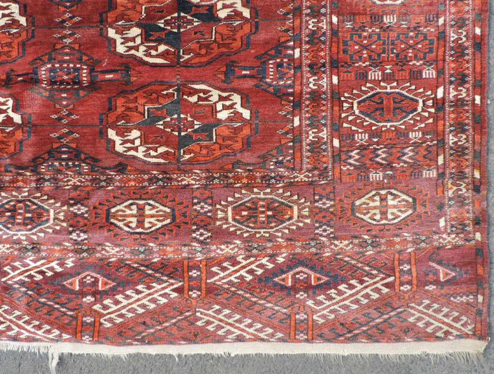 Tekke Hauptteppich. Turkmenistan, 2. Hälfte 19. Jahrhundert. Wohl Göklan Wüste. 282 cm x 218 cm. - Bild 7 aus 13