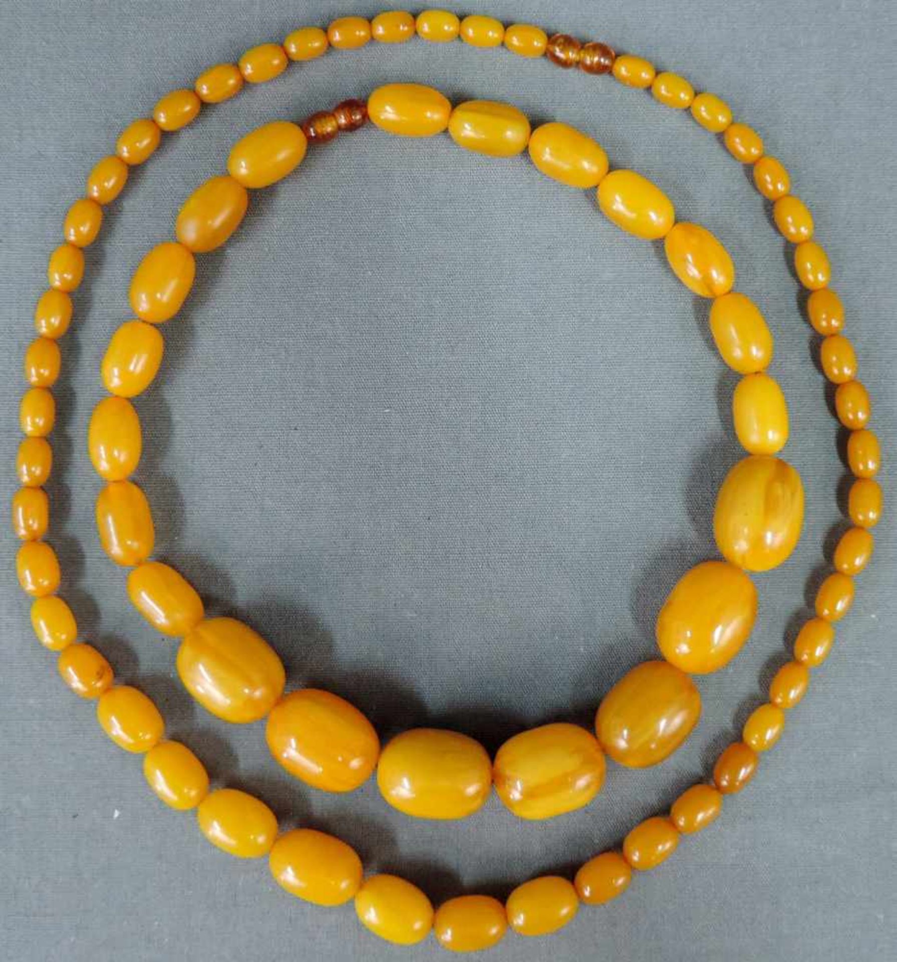 2 Ketten wohl Bakalit. 112 Gramm. 2 necklaces probably bakelite. 112 grams.