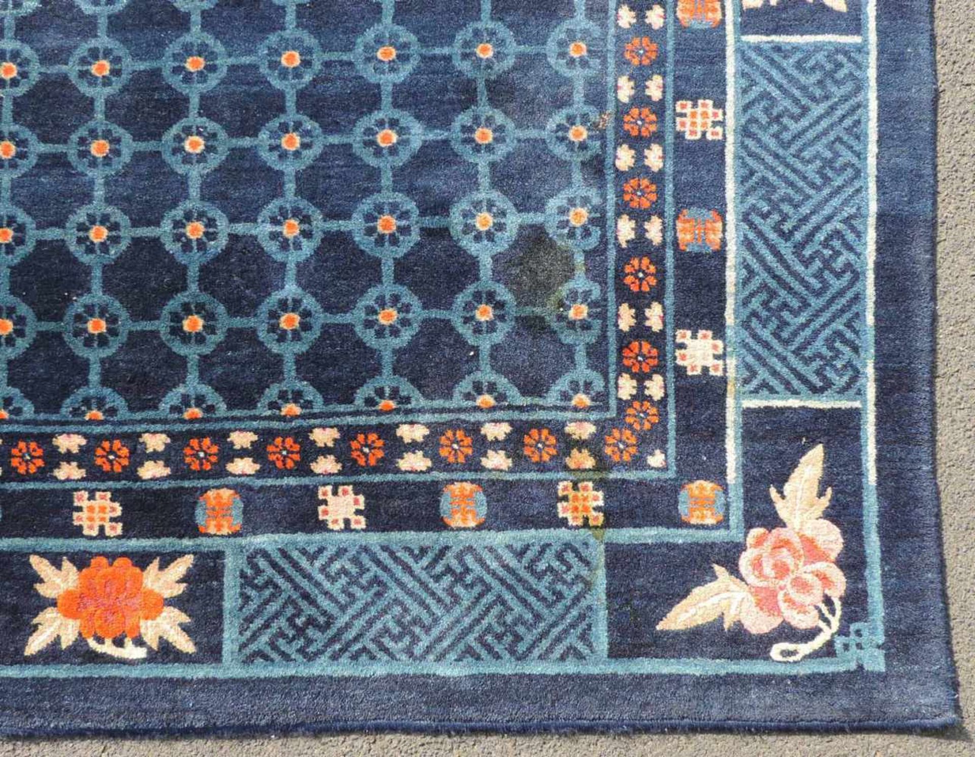 Pau Tou Teppich. China, antik, um 1900. 170 cm x 255 cm. Handgeknüpft, Wolle auf Baumwolle. Enden - Bild 4 aus 9