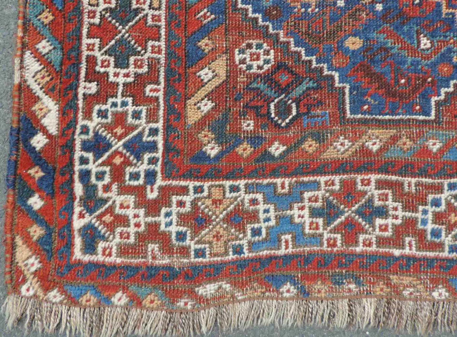 Schiraz Stammesteppich. Iran, alt um 1910. 165 cm x 110 cm. Handgeknüpft. Wolle auf Wolle. - Bild 2 aus 7
