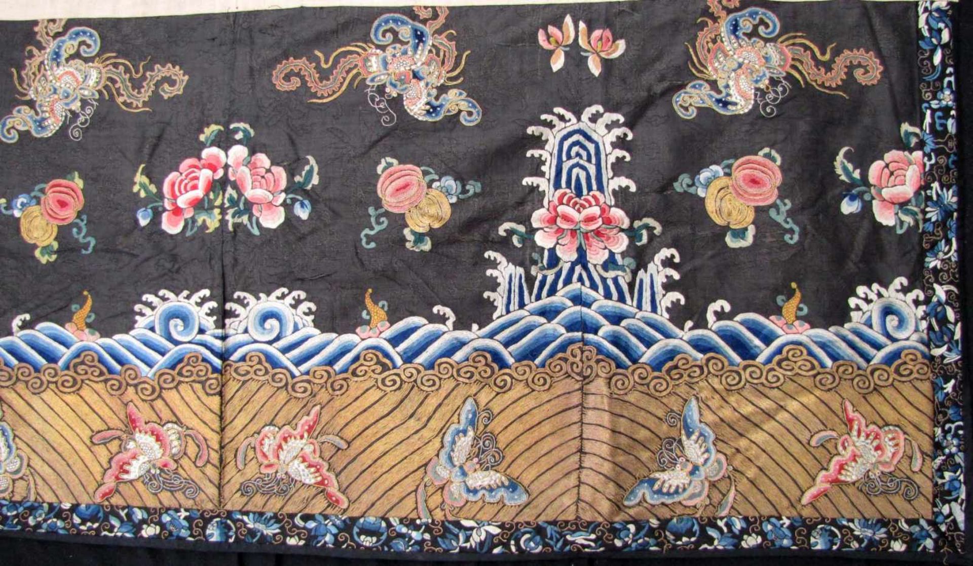 Teil einer Robe. China Qing, 19. Jahrhundert. 62 cm x 145 cm. Seiden- und Metallfadenstickerei, auch - Bild 4 aus 9