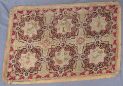 Feiner Tischteppich. England, antik, um 1800. 100 cm x 70 cm. Handgestickt. Wolle auf Leinen,