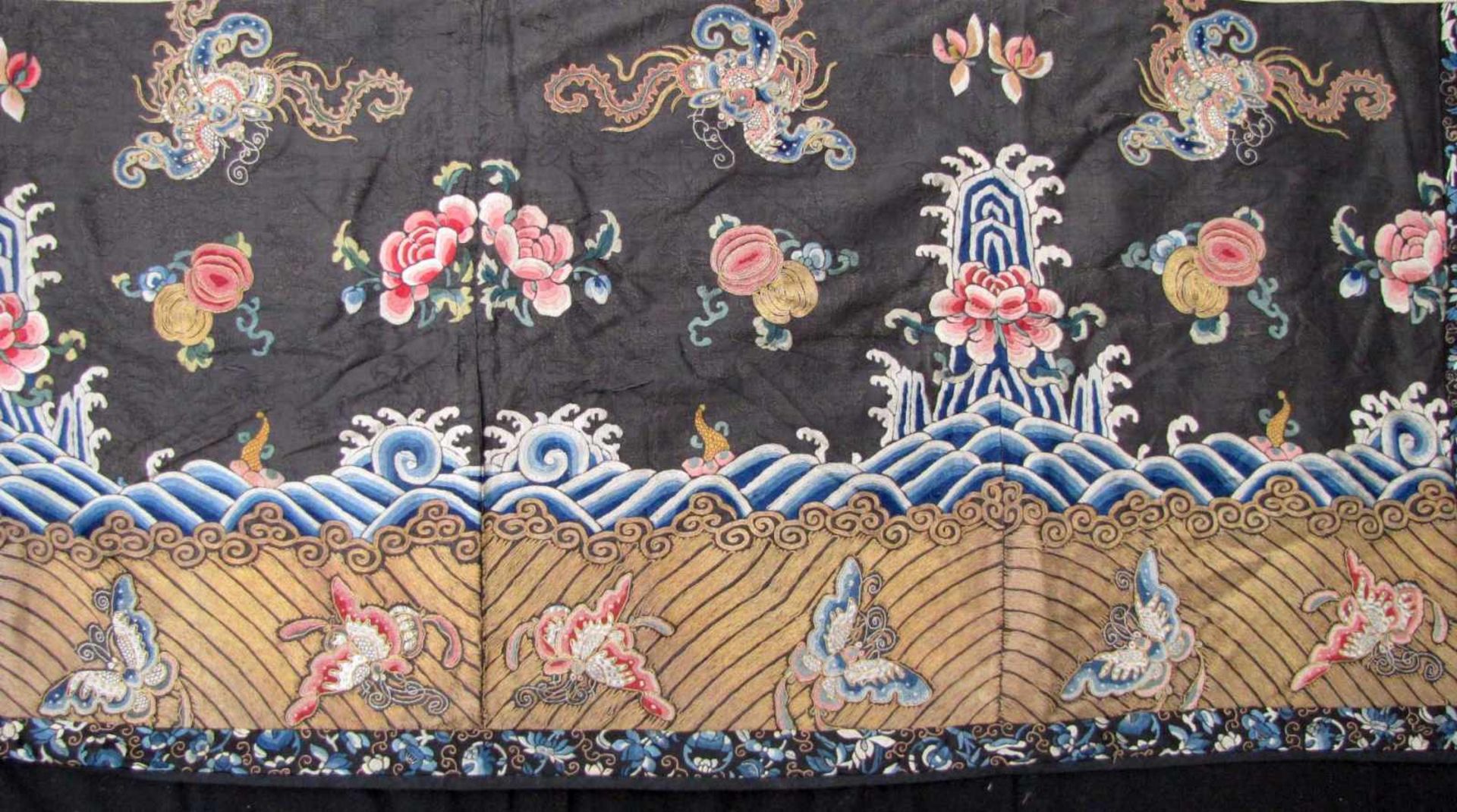 Teil einer Robe. China Qing, 19. Jahrhundert. 62 cm x 145 cm. Seiden- und Metallfadenstickerei, auch - Bild 3 aus 9