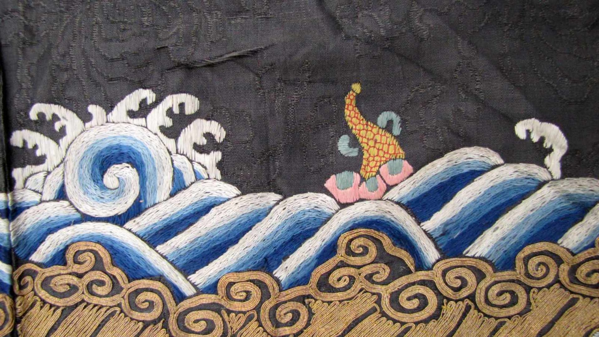 Teil einer Robe. China Qing, 19. Jahrhundert. 62 cm x 145 cm. Seiden- und Metallfadenstickerei, auch - Bild 8 aus 9