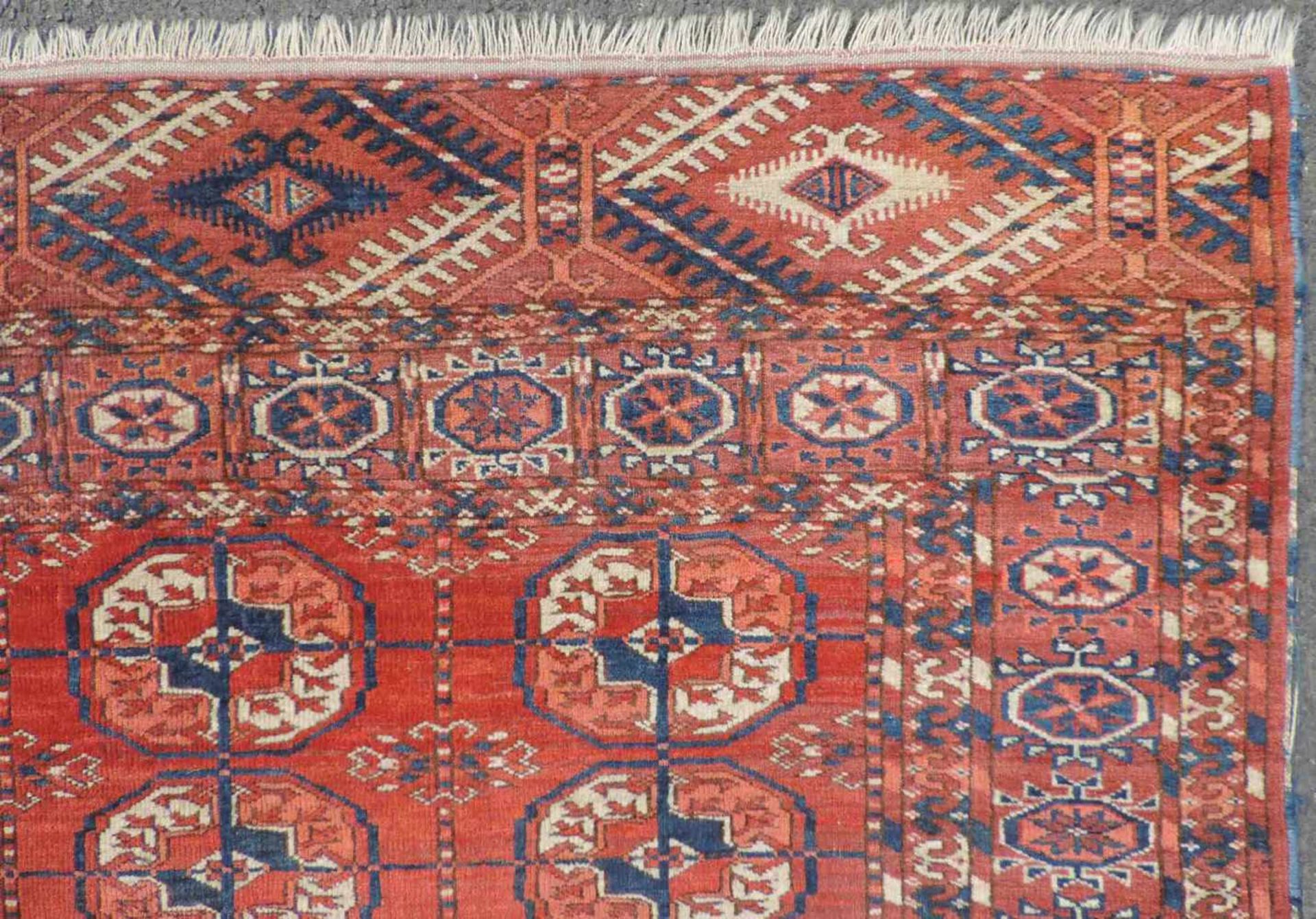 Tekke Hauptteppich. Stammesteppich. Turkmenistan, antik, um 1900. 184 cm x 154 cm. Handgeknüpft. - Bild 7 aus 9