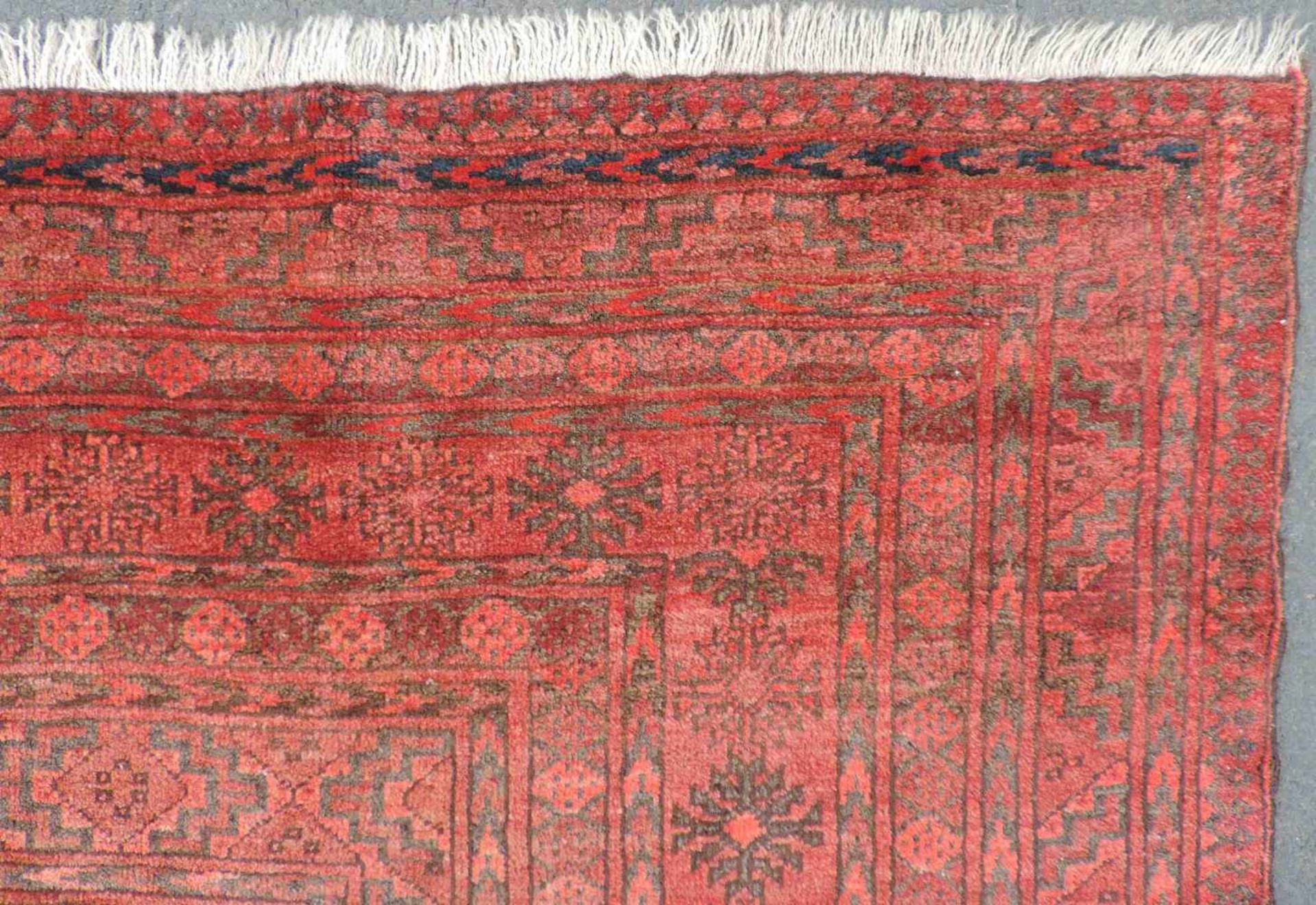 Ersari Stammesteppich. Afghanistan, alt um 1940. 310 cm x 246 cm. Handgeknüpft. Wolle auf Wolle. - Bild 7 aus 9