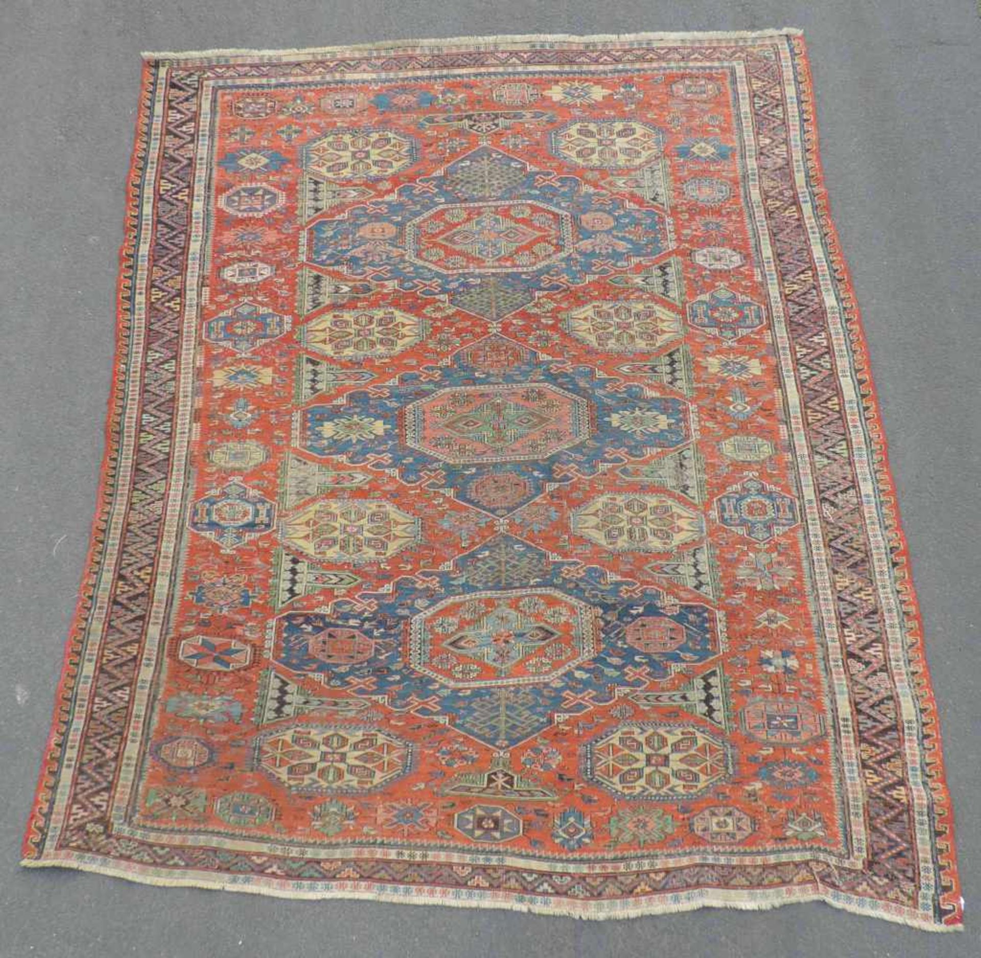 Sumak Kelim. Teppich, Kaukasus, antik um 1870. 260 cm x 220 cm. Handgewebt. Wolle auf Wolle.