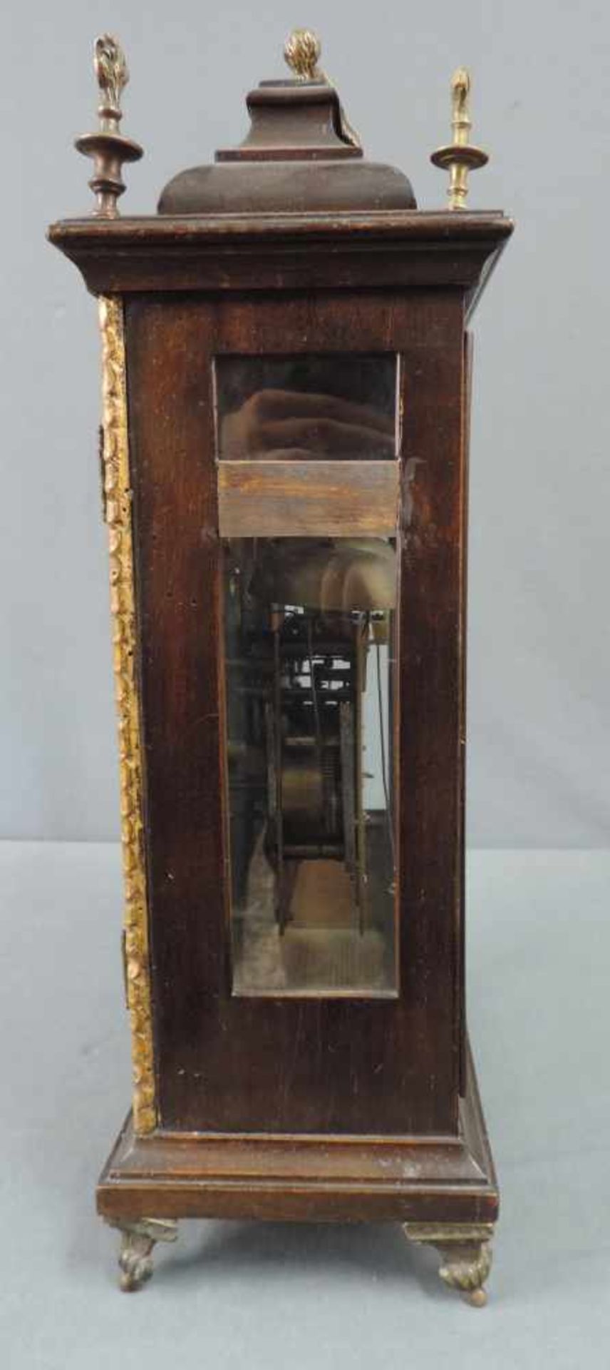 Kaminuhr. Wohl 19. Jahrhundert. 47 cm x 28 cm. Kaminuhr mit Holzgehäuse zum aufziehen. - Bild 2 aus 6