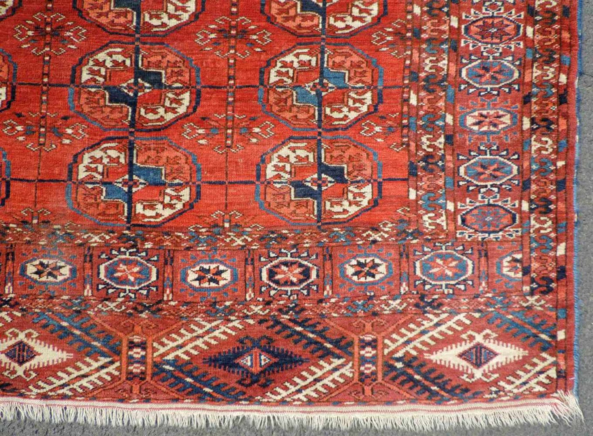 Tekke Hauptteppich. Stammesteppich. Turkmenistan, antik, um 1900. 184 cm x 154 cm. Handgeknüpft. - Bild 3 aus 9