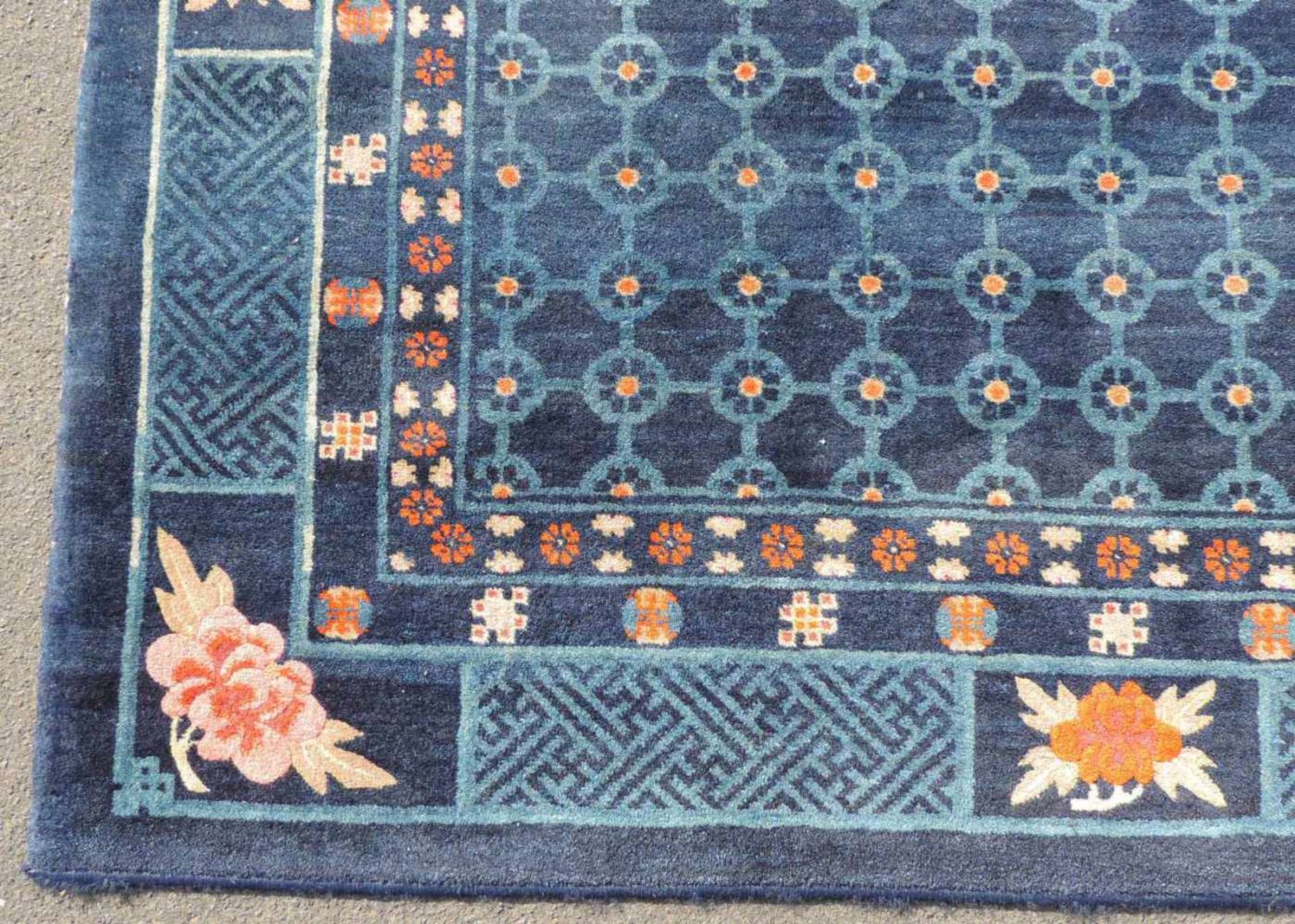 Pau Tou Teppich. China, antik, um 1900. 170 cm x 255 cm. Handgeknüpft, Wolle auf Baumwolle. Enden - Bild 3 aus 9
