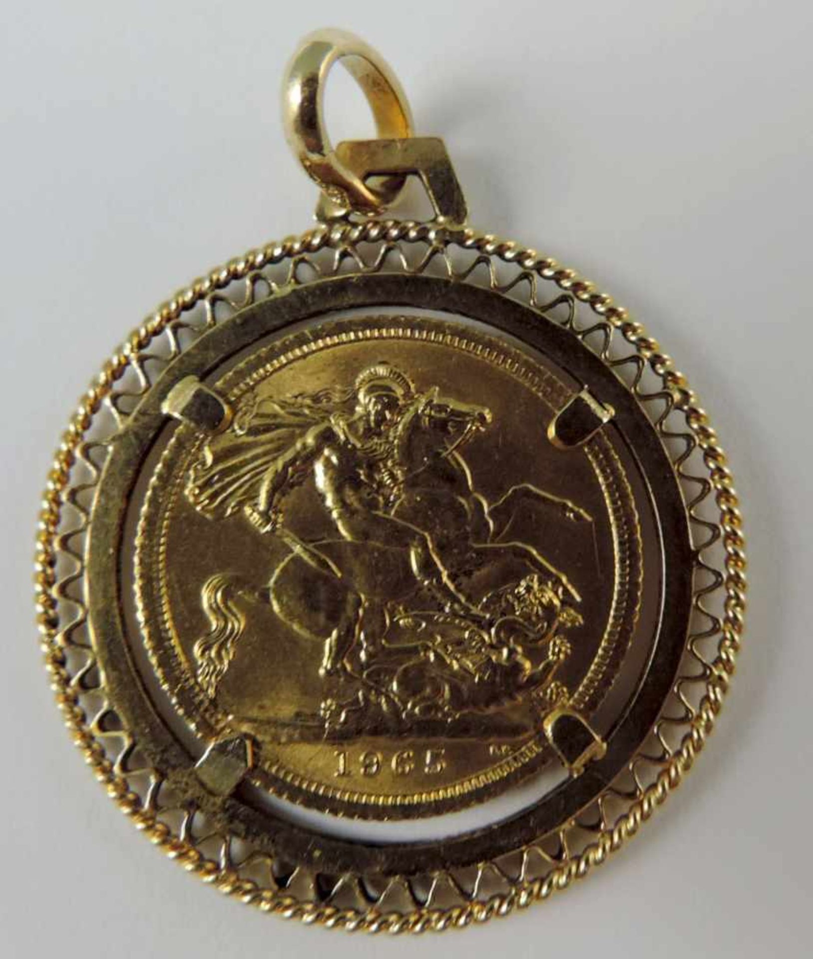 Sovereign 1965, in 750 Gelbgoldfassung. 12,3 gramm brutto. Sovereign 1965, in gold 750 mount.. 12, - Bild 2 aus 2