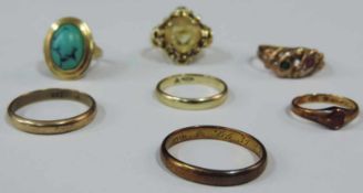 7 Ringe, 333 Goldgehalt. Teils mit Schmuck- und Farbsteinen. 18,8 Gramm brutto. 7 rings, 333 gold