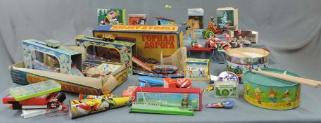 43 Teile Blechspielzeug und Spielzeug. Um 1970. Teils in original Karton. Funktionen nicht