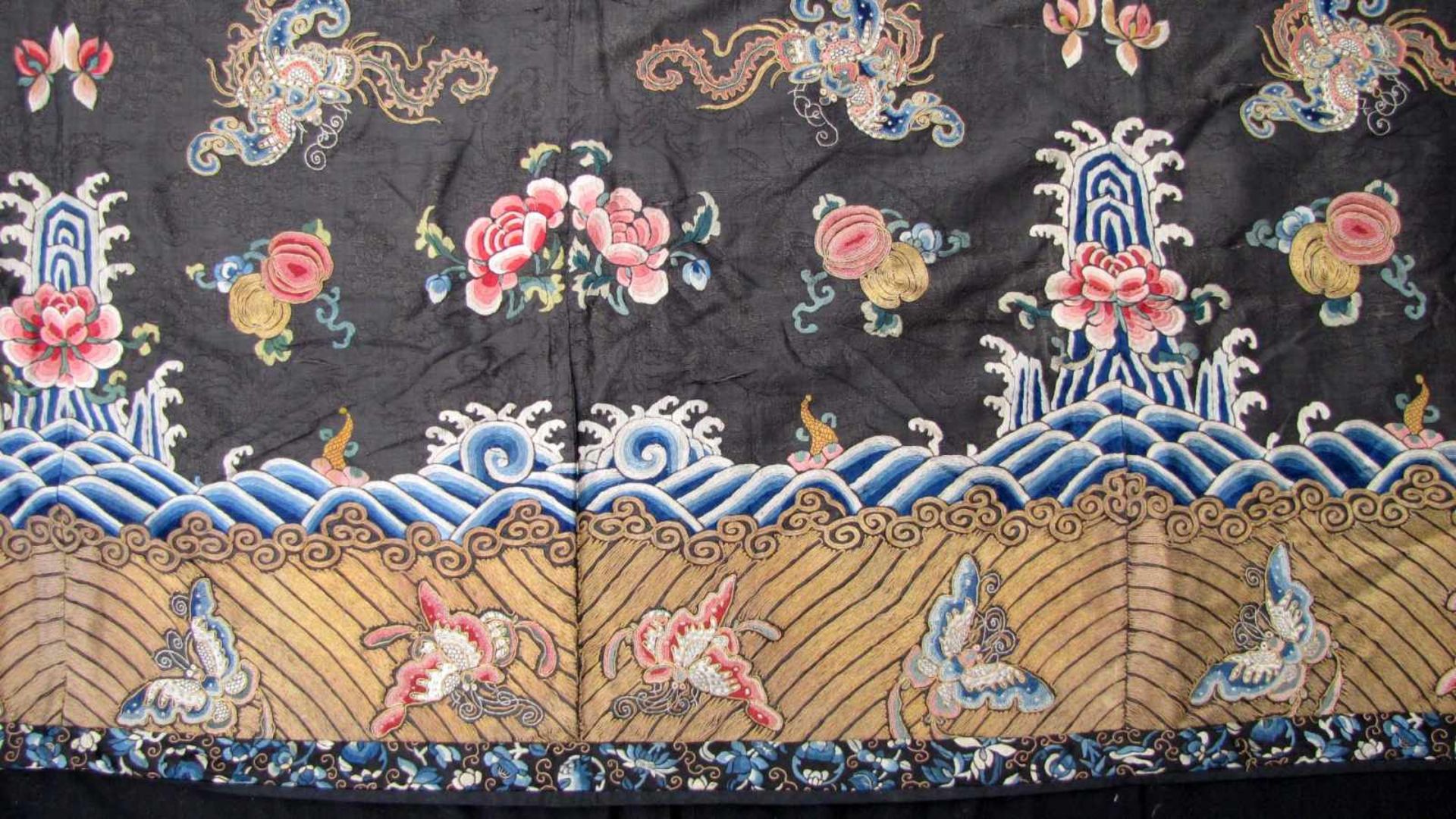 Teil einer Robe. China Qing, 19. Jahrhundert. 62 cm x 145 cm. Seiden- und Metallfadenstickerei, auch - Bild 5 aus 9