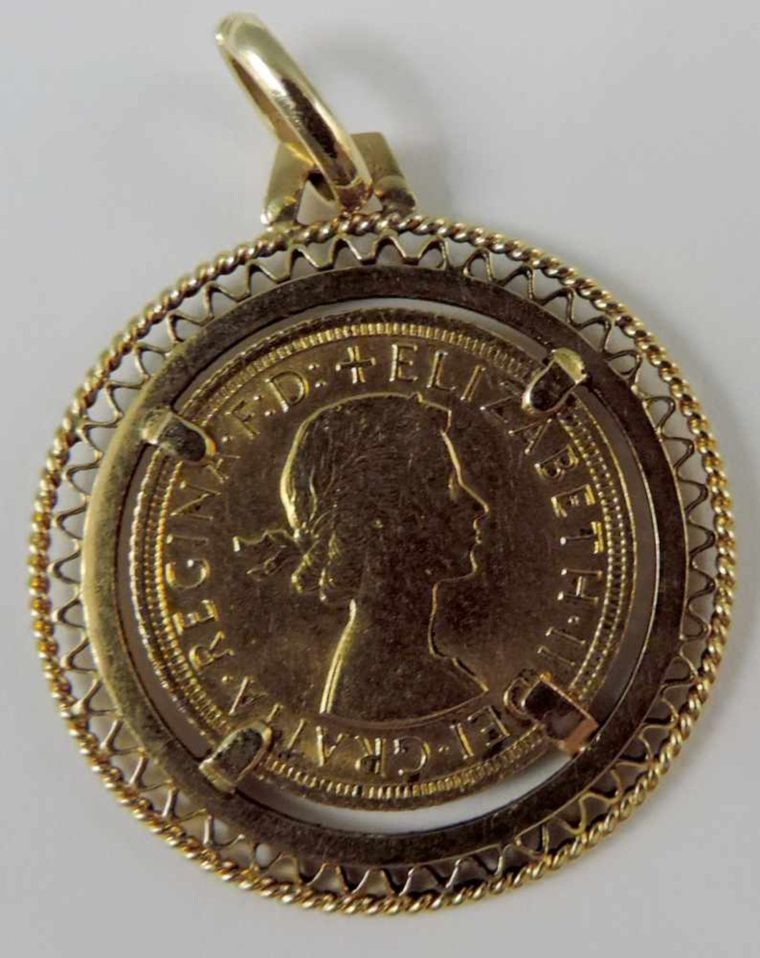 Sovereign 1965, in 750 Gelbgoldfassung. 12,3 gramm brutto. Sovereign 1965, in gold 750 mount.. 12,