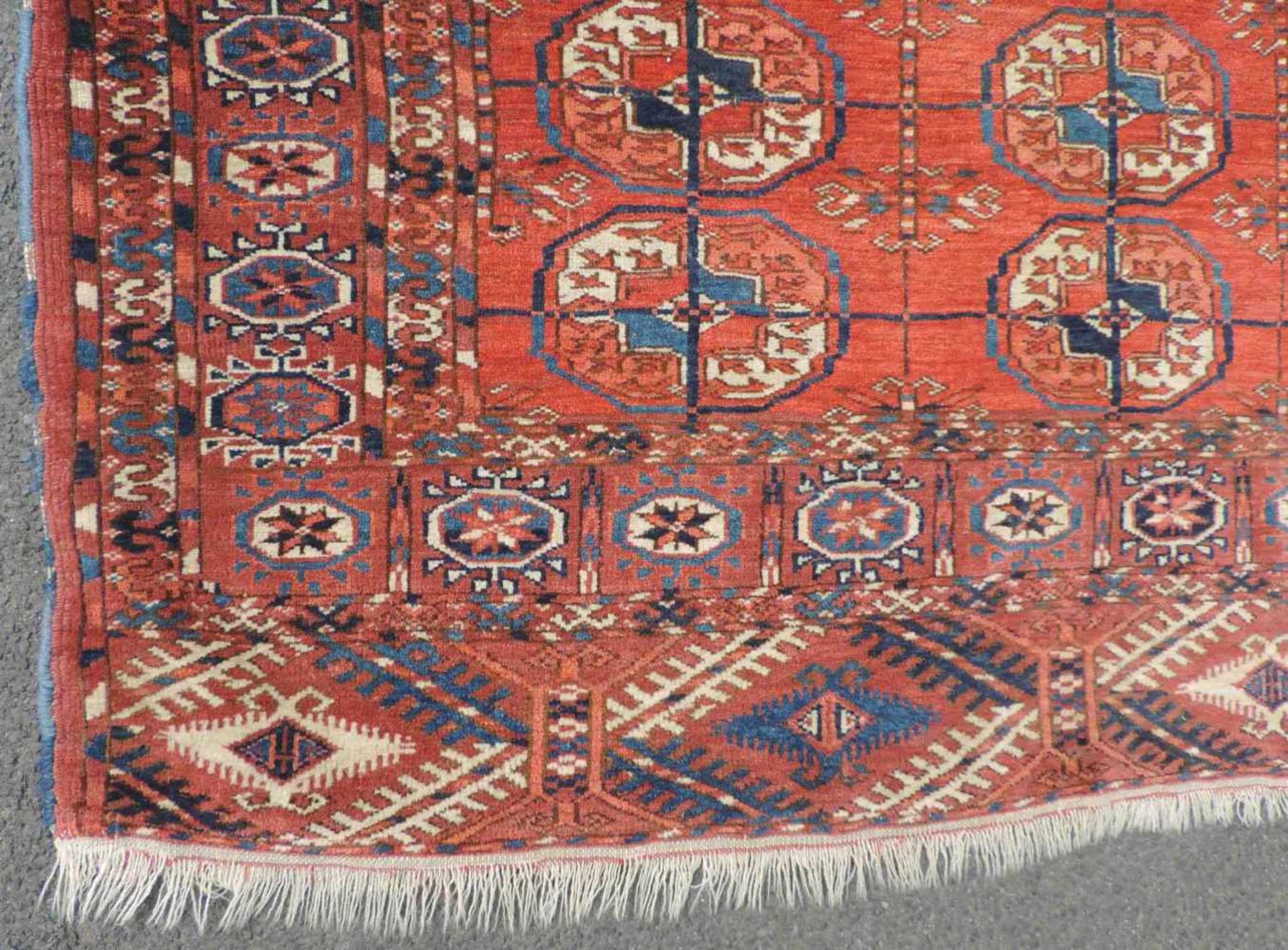 Tekke Hauptteppich. Stammesteppich. Turkmenistan, antik, um 1900. 184 cm x 154 cm. Handgeknüpft. - Bild 2 aus 9