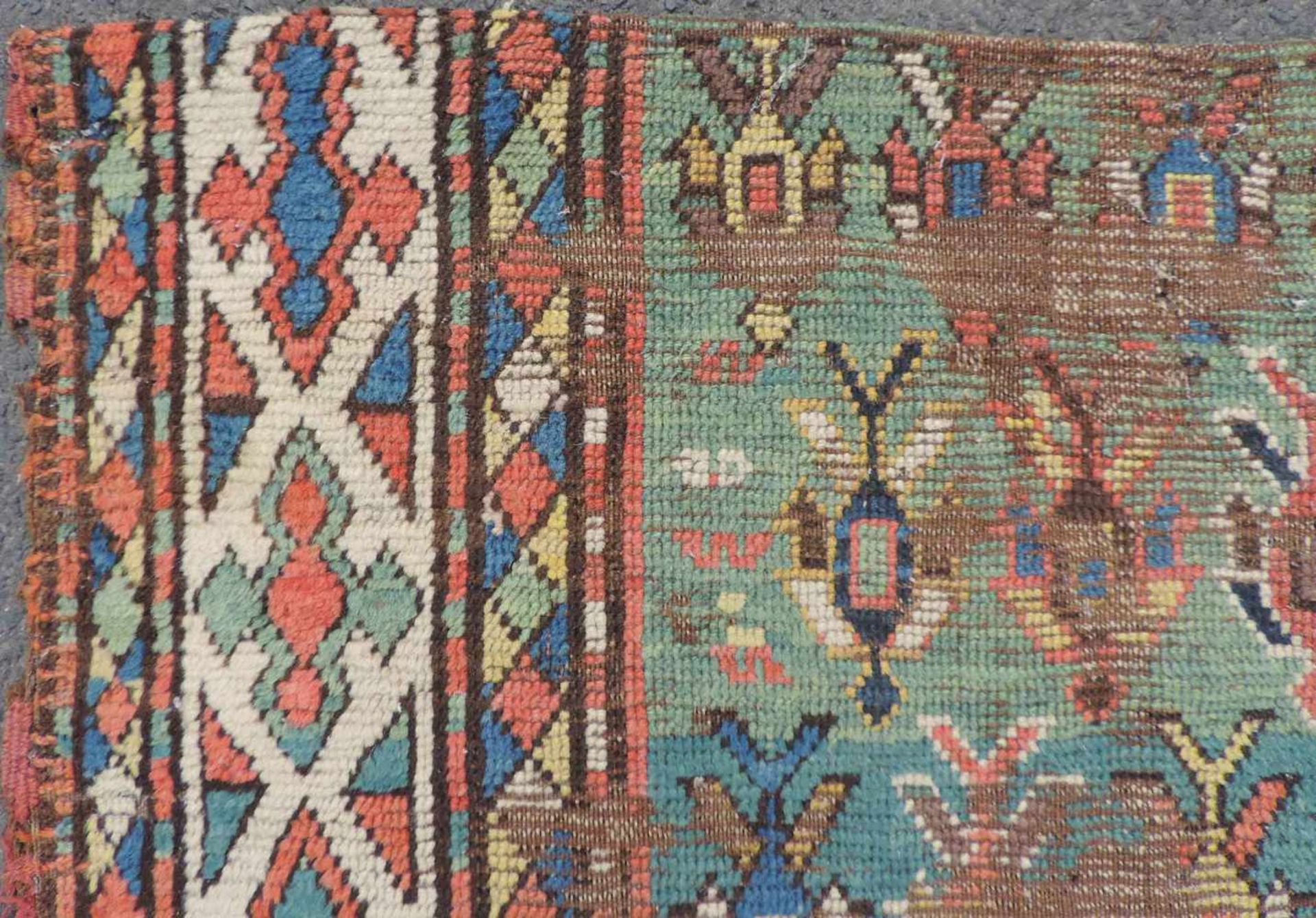Gendje Teppichfragment. Kaukasus, antik frühes 19. Jahrhundert. 208 cm x 112 cm. Handgeknüpft. Wolle - Bild 8 aus 11