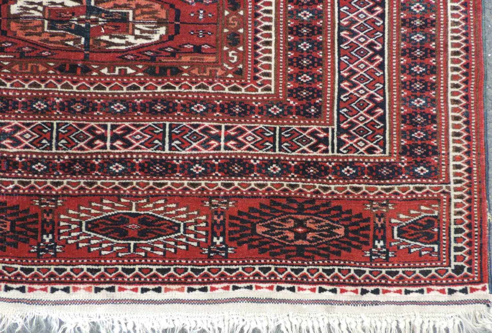 Turkoman Stammesteppich. Iran, alt um 1940. 134 cm x 96 cm. Handgeknüpft. Wolle auf Wolle. - Bild 3 aus 9