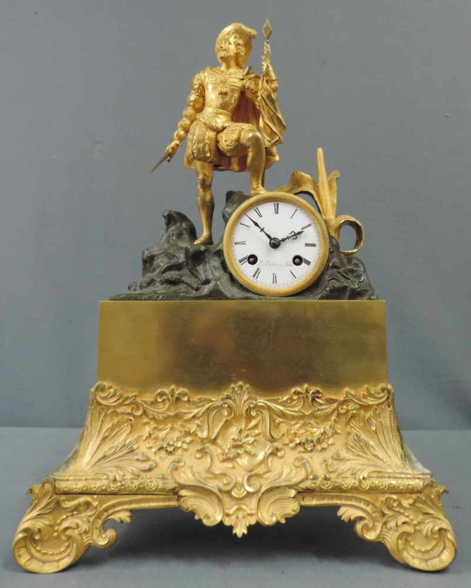 Prunkvolle Kaminuhr, 19. Jahrhundert 44 cm x 31 cm. Metallfigur mit integrierter Uhr zum aufziehen