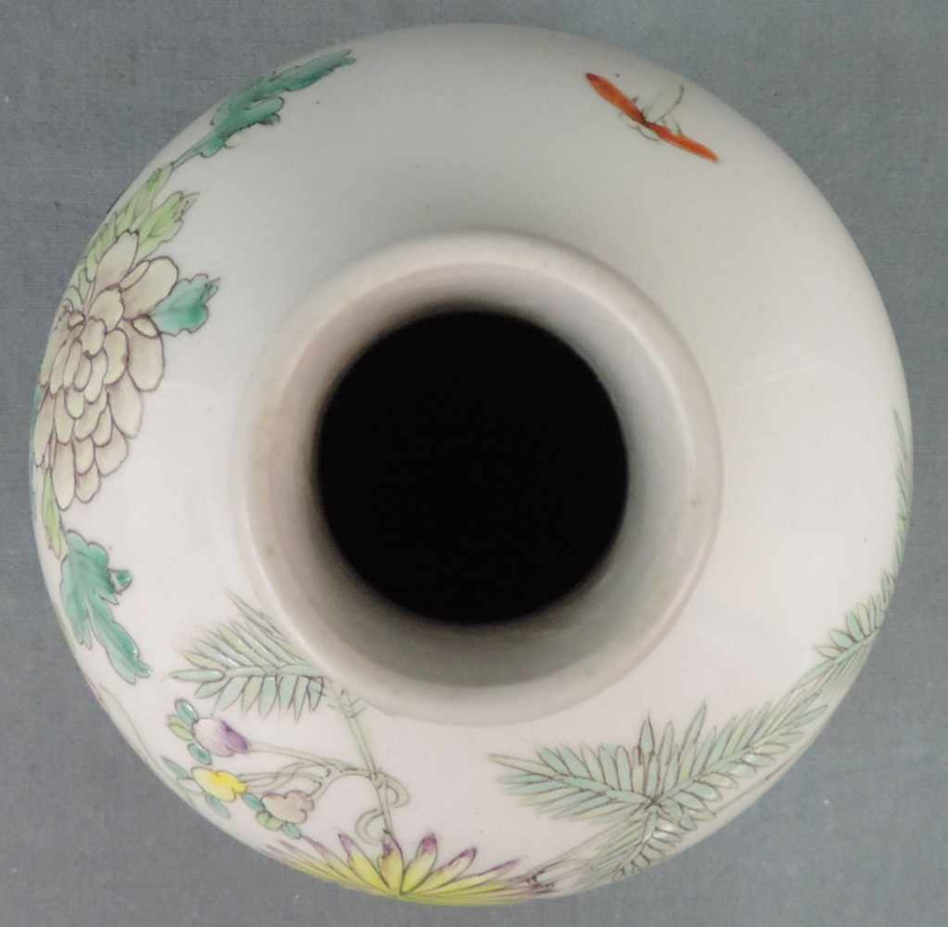 Vase China, alt, 4 - Zeichen Marken. "Hong Xian Nian Zhi". 20 cm hoch. Porzellan. Emaillebemalung. - Bild 6 aus 6