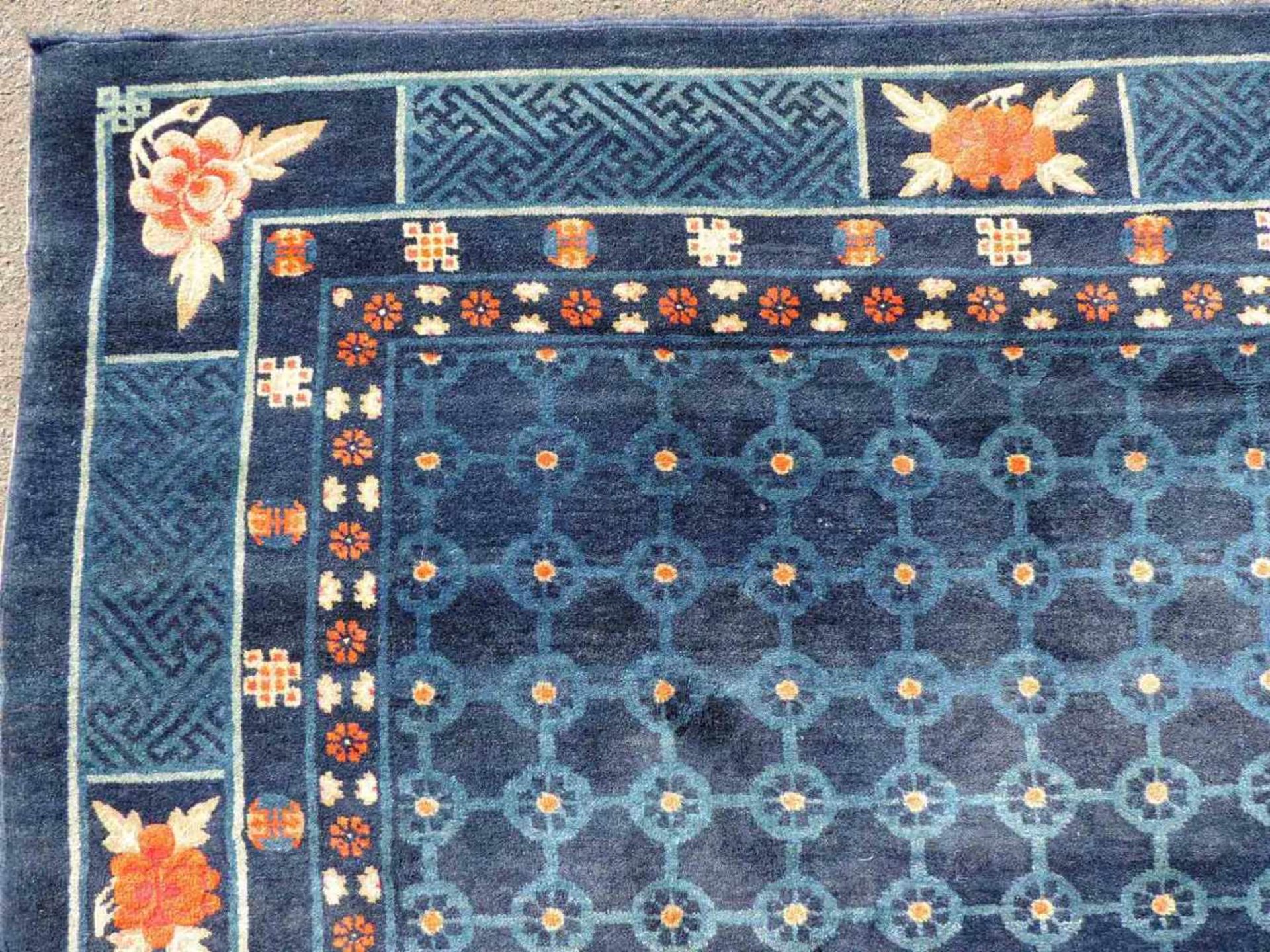 Pau Tou Teppich. China, antik, um 1900. 170 cm x 255 cm. Handgeknüpft, Wolle auf Baumwolle. Enden - Bild 6 aus 9