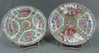 Zwei Porzellanteller "Famille Rose". China alt. 25,5 cm Durchmesser. 4 Zeichenmarke. Two porcelain