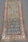 Gendje Teppichfragment. Kaukasus, antik frühes 19. Jahrhundert. 208 cm x 112 cm. Handgeknüpft. Wolle