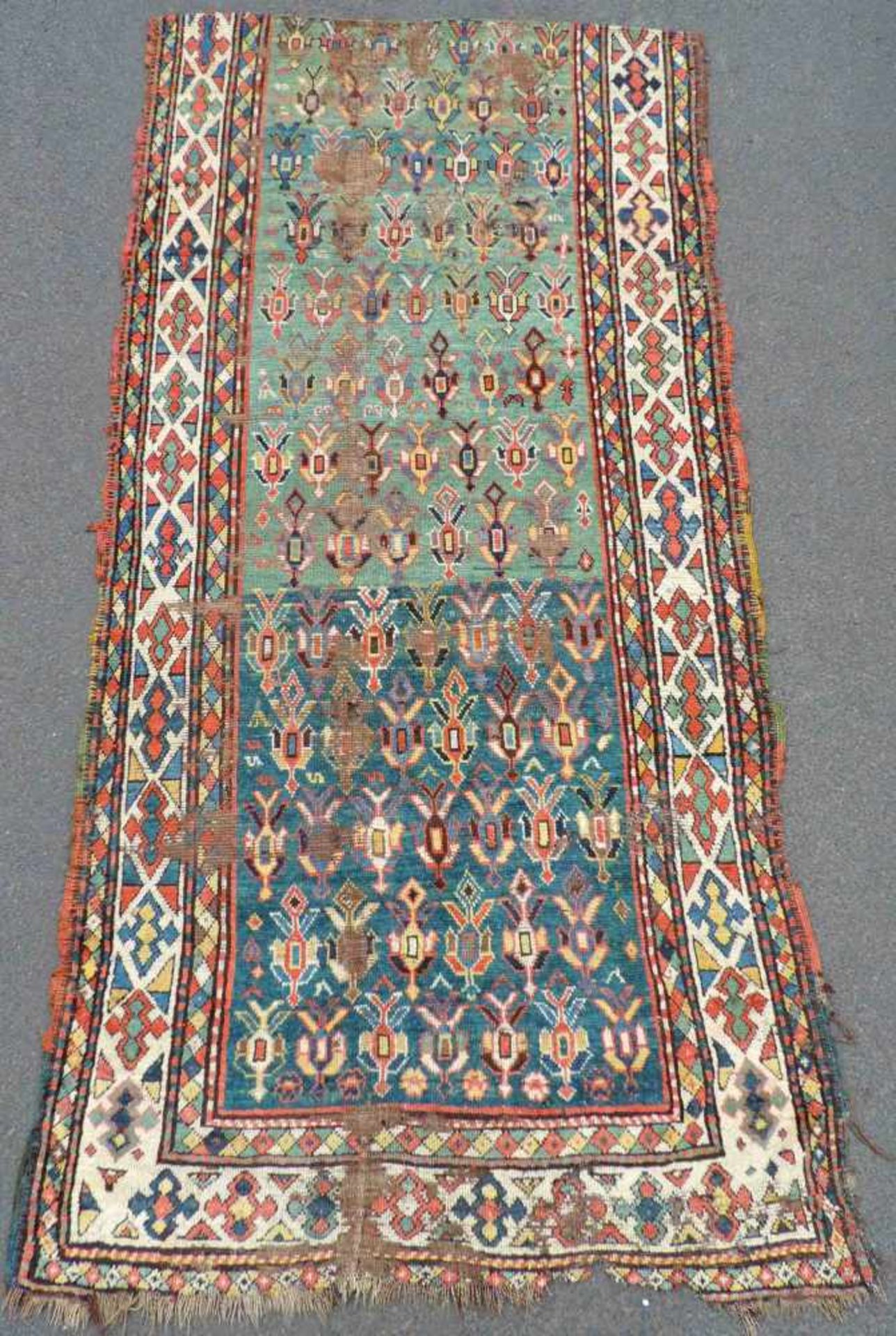 Gendje Teppichfragment. Kaukasus, antik frühes 19. Jahrhundert. 208 cm x 112 cm. Handgeknüpft. Wolle