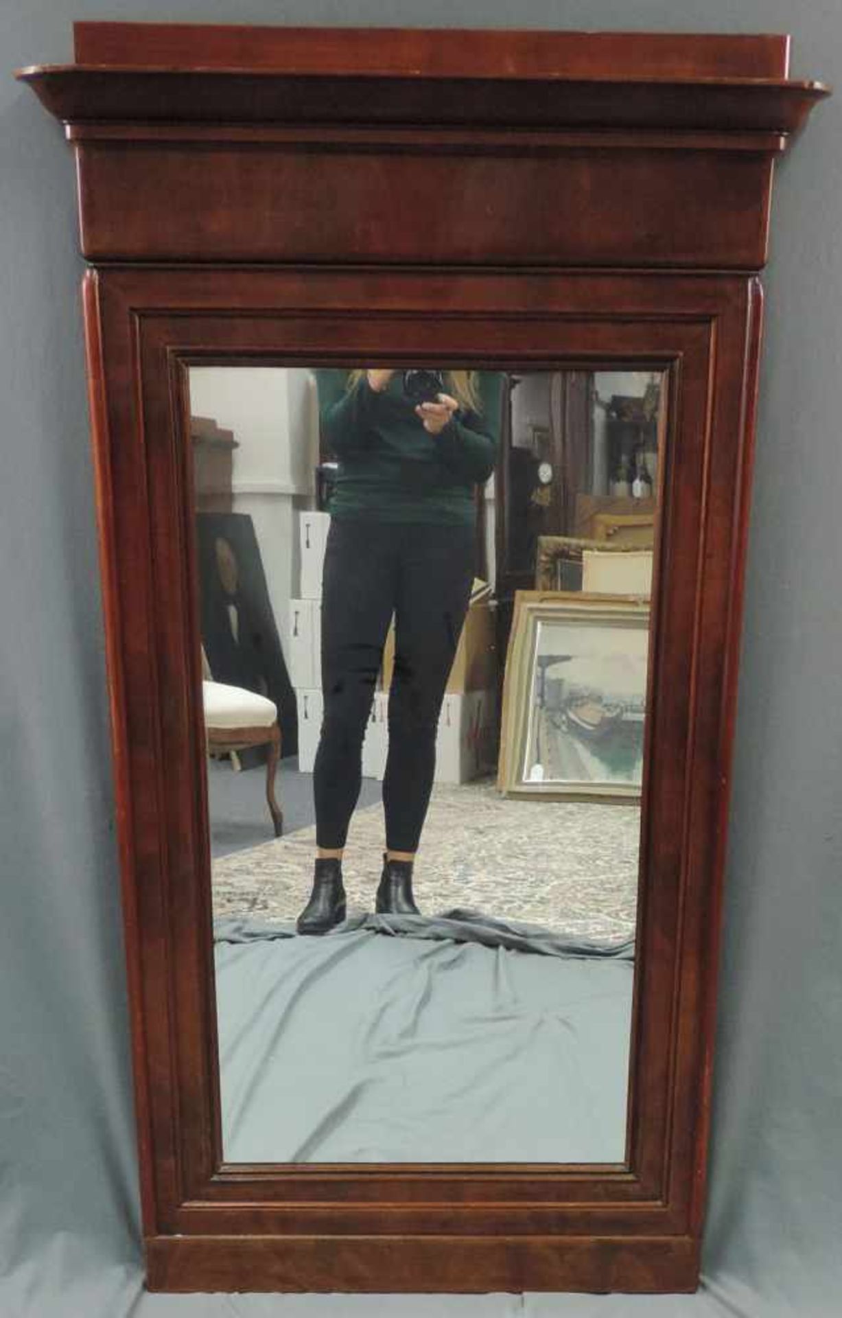 Spiegel. Wohl 2. Hälfte 19. Jahrhundert. 142 cm x 82 cm. Wohl Nussbaum. Mirror. Probably 2nd half of