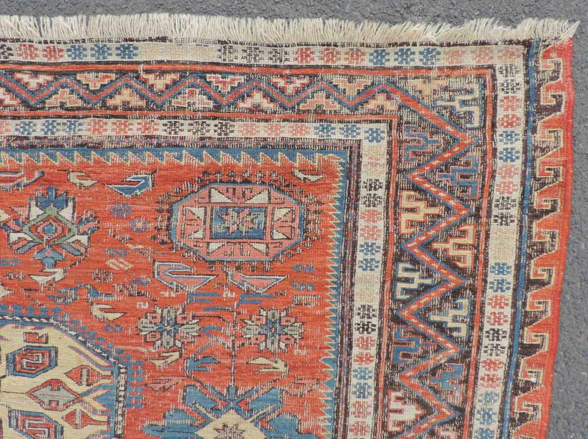 Sumak Kelim. Teppich, Kaukasus, antik um 1870. 260 cm x 220 cm. Handgewebt. Wolle auf Wolle. - Bild 7 aus 9