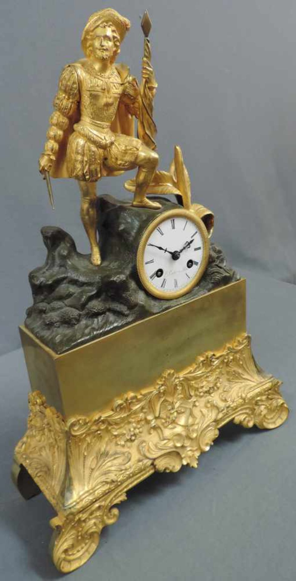 Prunkvolle Kaminuhr, 19. Jahrhundert 44 cm x 31 cm. Metallfigur mit integrierter Uhr zum aufziehen - Bild 5 aus 8