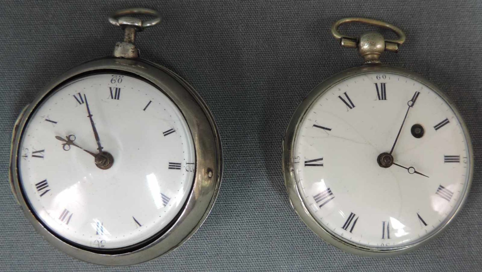 2 Schlüsseluhren um 18. Jahrhundert. Taschenuhr, teils aus Silber. Gebrauchsspuren sichtbar.