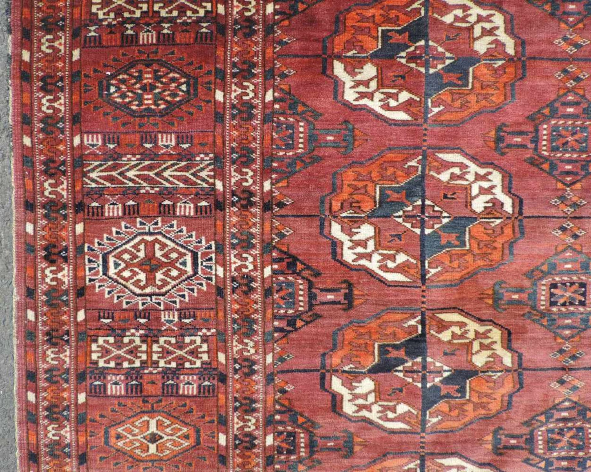 Tekke Hauptteppich. Turkmenistan, 2. Hälfte 19. Jahrhundert. Wohl Göklan Wüste. 282 cm x 218 cm. - Bild 8 aus 13