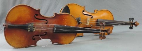 2 Geigen, Violinen. Wohl um 1890, Vogtland. 56 cm und 60 cm. Innen Zettel. 2 violins. Probably