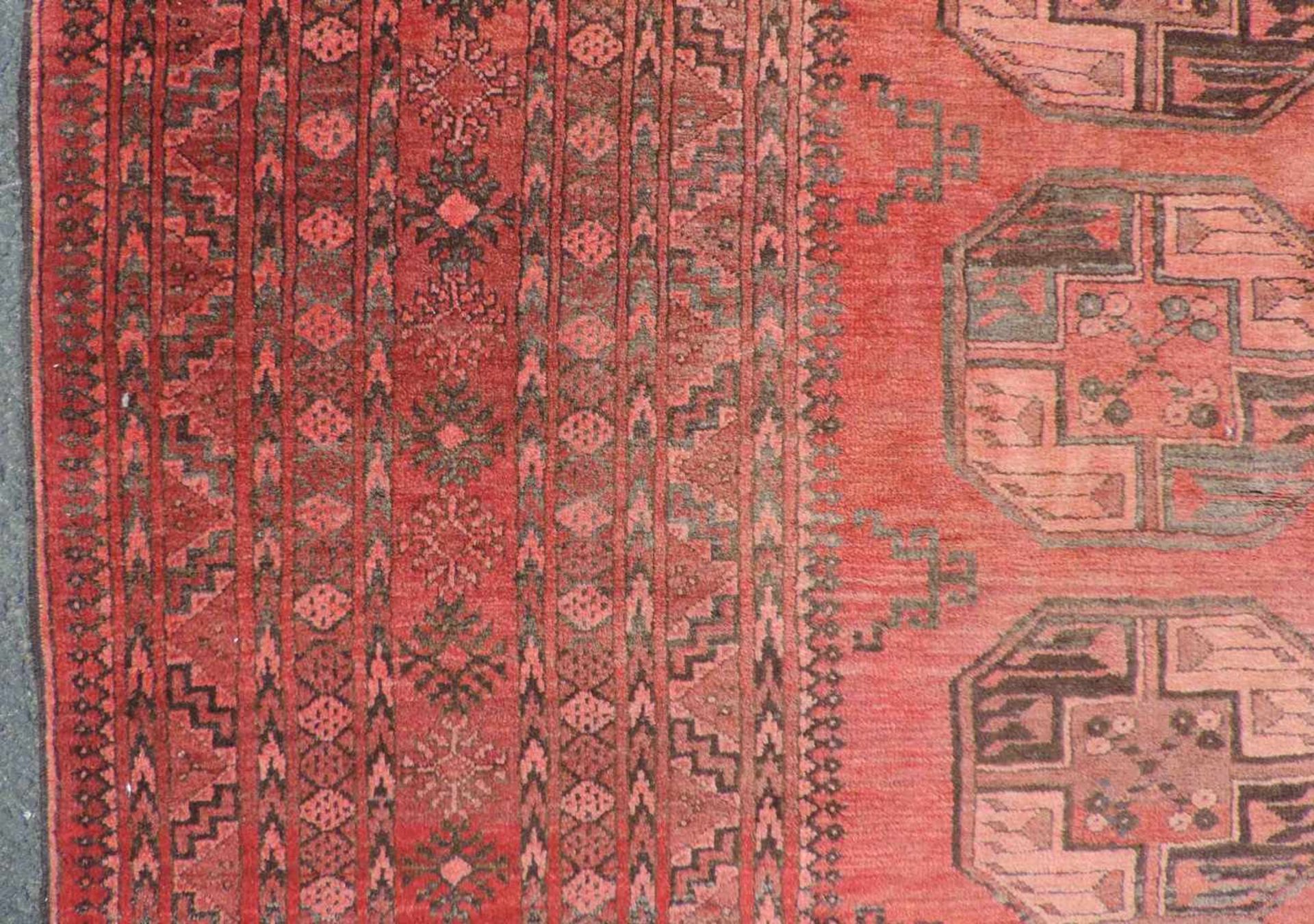 Ersari Stammesteppich. Afghanistan, alt um 1940. 310 cm x 246 cm. Handgeknüpft. Wolle auf Wolle. - Bild 4 aus 9