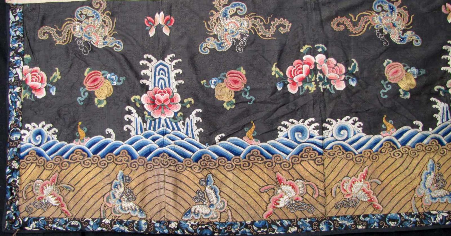 Teil einer Robe. China Qing, 19. Jahrhundert. 62 cm x 145 cm. Seiden- und Metallfadenstickerei, auch - Bild 2 aus 9