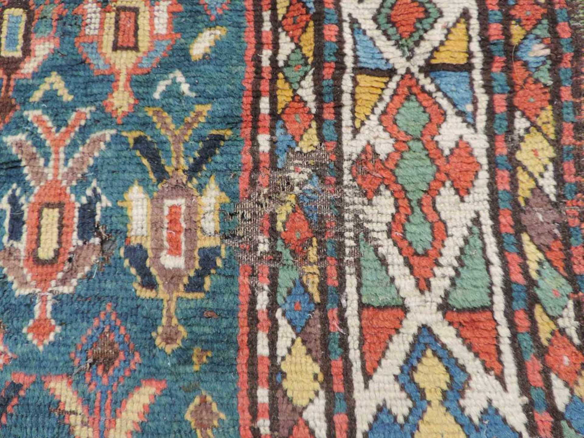 Gendje Teppichfragment. Kaukasus, antik frühes 19. Jahrhundert. 208 cm x 112 cm. Handgeknüpft. Wolle - Bild 10 aus 11